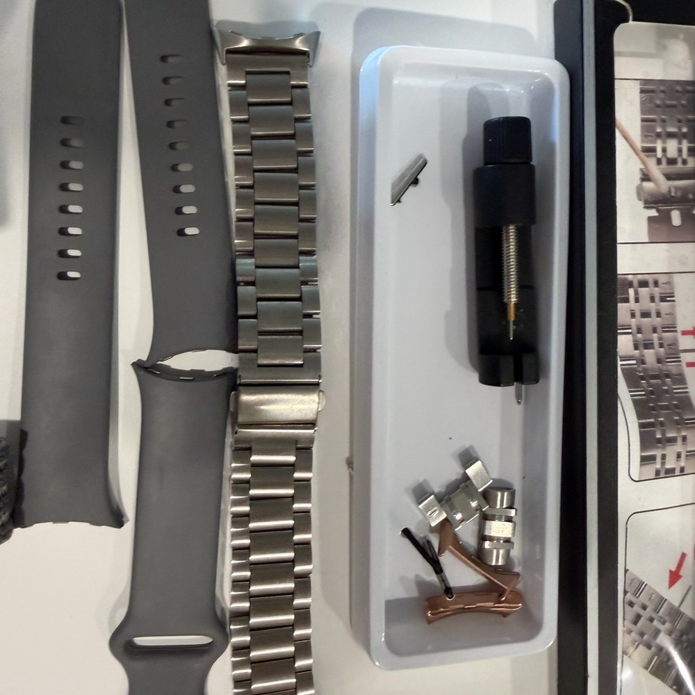 Google Smartwatch with Gray Band - Picture 7 of 11